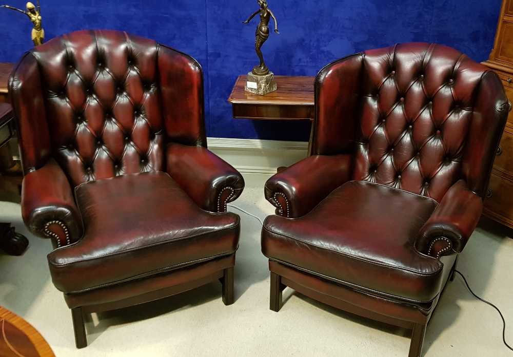 A PAIR OF GOOD QUALITY BUTTON BACKED LEATHER LIBRARY / WING BACK CHAIRS, 30"w x 40"h x 3ft deep,