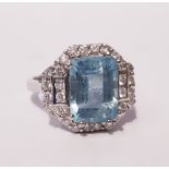 AN 18CT WHITE GOLD AQUAMARINE & DIAMOND CLUSTER RING