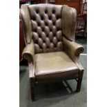 A GOOD QUALITY GREEN LEATHER BUTTON & WING BACK ARMCHAIR / LIBRARY CHAIR, with wooden legs