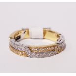 AN 18CT WHITE & YELLOW GOLD & DIAMOND BAND