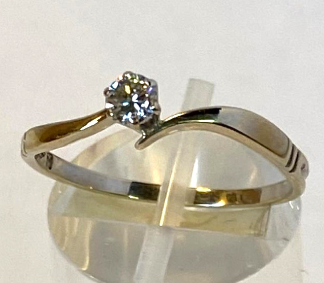 AN 18CT WHITE GOLD DIAMOND SOLITAIRE RING, hallmarked, set in a love twist band, the diamond is claw - Image 2 of 5
