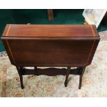 AN EARLY 20TH CENTURY MAHOGANY DROP LEAF SUTHERLAND SIDE TABLE, with crossbanded inlaid detail to