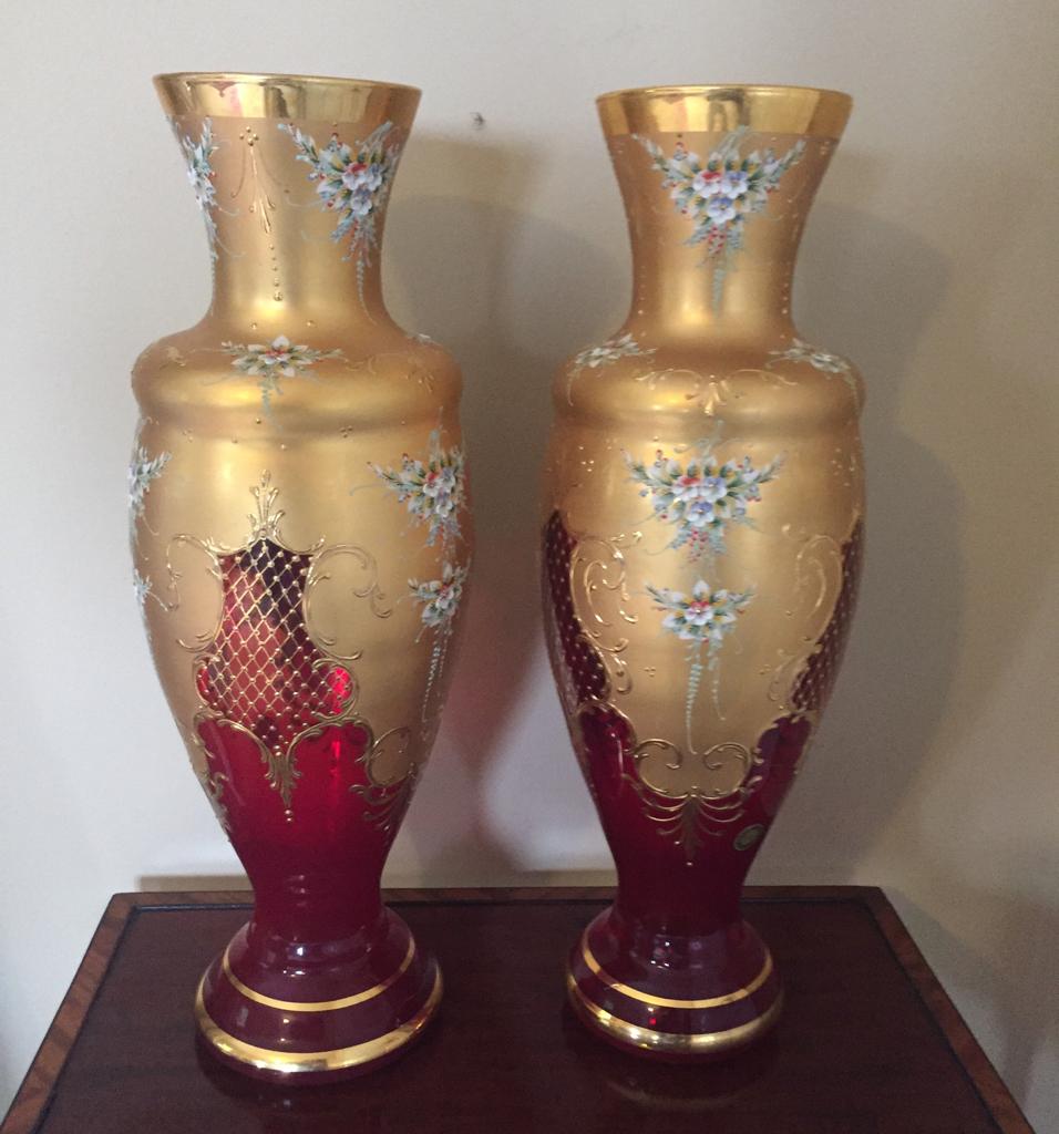 A PAIR OF VINTAGE ‘MURANO’ RUBY & GILT VASES, decorated with hand painted floral design, 16” tall - Image 4 of 4