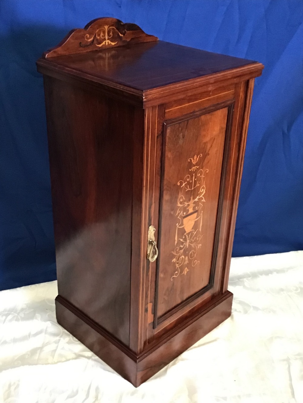 A VERY FINE ROSEWOOD SINGLE DOOR CABINET, with wonderful inlaid decorative detail to the door, - Image 2 of 3