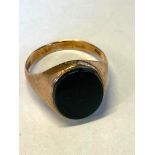 A 9CT YELLOW GOLD GENTLEMAN’S GREEN BLOODSTONE SIGNET RING, hallmarked, ring size: P