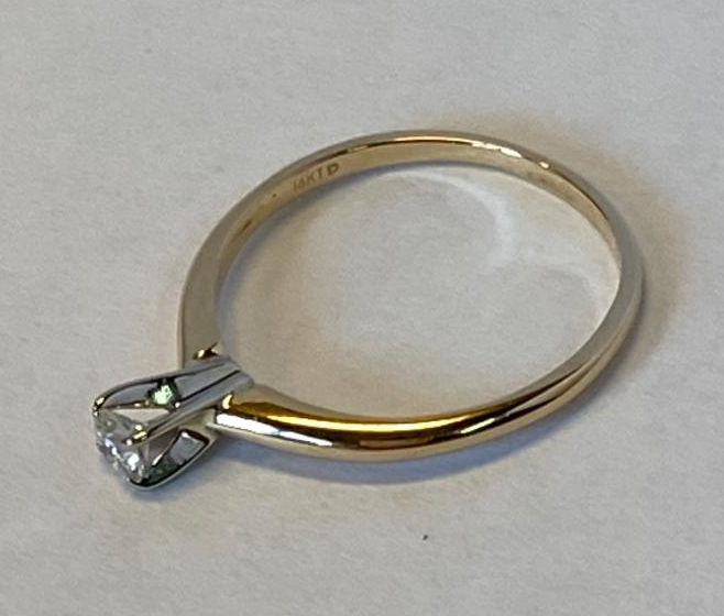 A 14CT YELLOW GOLD RING SOLITAIRE DIAMOND RING, with round brilliant cut diamond in a claw - Image 3 of 5