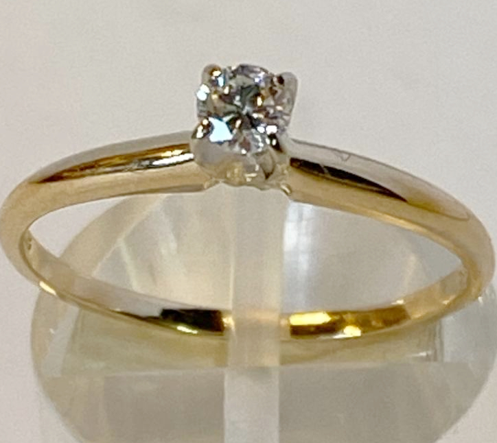A 14CT YELLOW GOLD RING SOLITAIRE DIAMOND RING, with round brilliant cut diamond in a claw