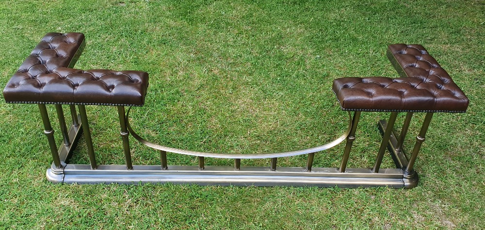 A VERY FINE ANTIQUED BRASS CLUB FENDER, with deep buttoned brown leather seating, internal width