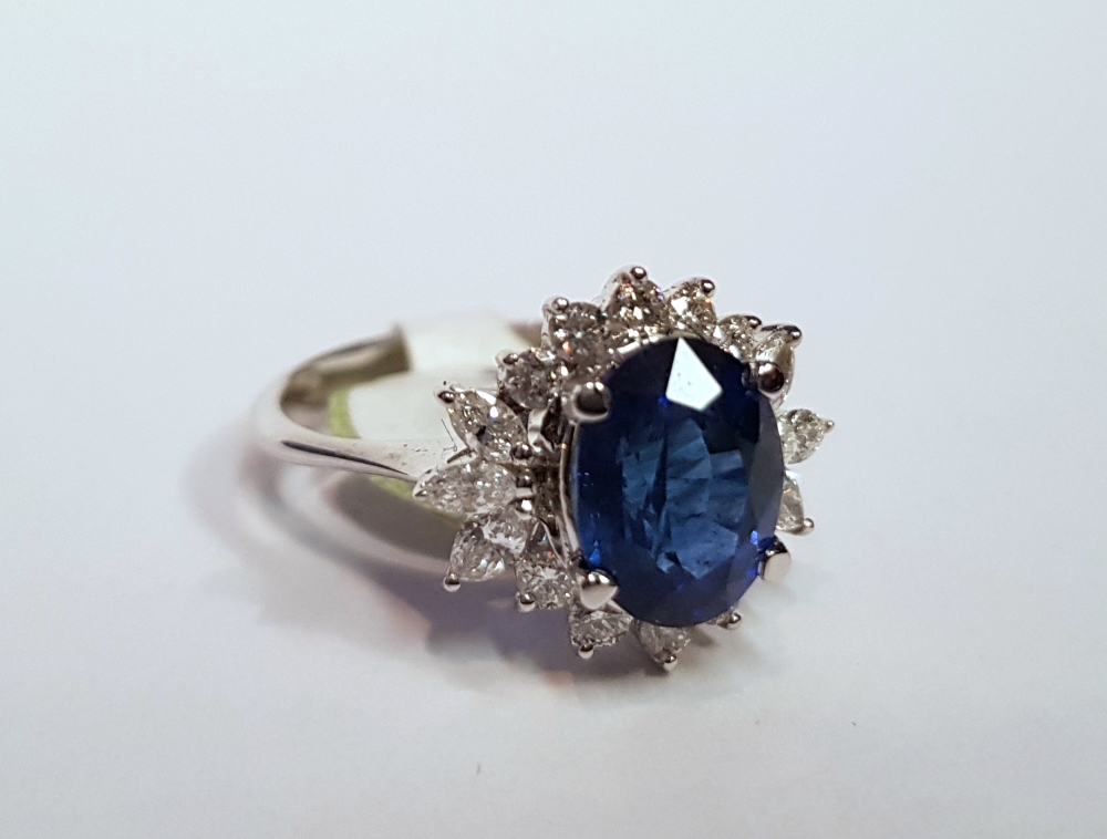 A STUNNING 18CT WHITE GOLD SAPPHIRE & DIAMOND CLUSTER RING, sapphire: 2.52cts, diamonds: 1.00cts - Image 3 of 10