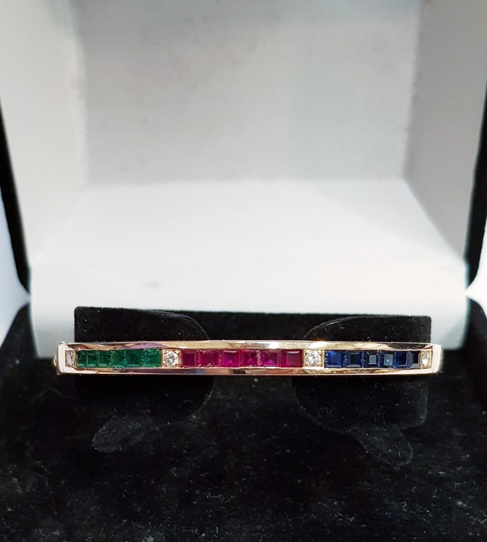 AN 18CT YELLOW GOLD BANGLE SET WITH EMERALDS, RUBIES, SAPPHIRES & DIAMONDS - Image 3 of 4