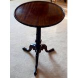 A VERY FINE 18TH CENTURY MAHOGANY WINE TABLE, circa 1780, with circular raised rim, on a ring turned