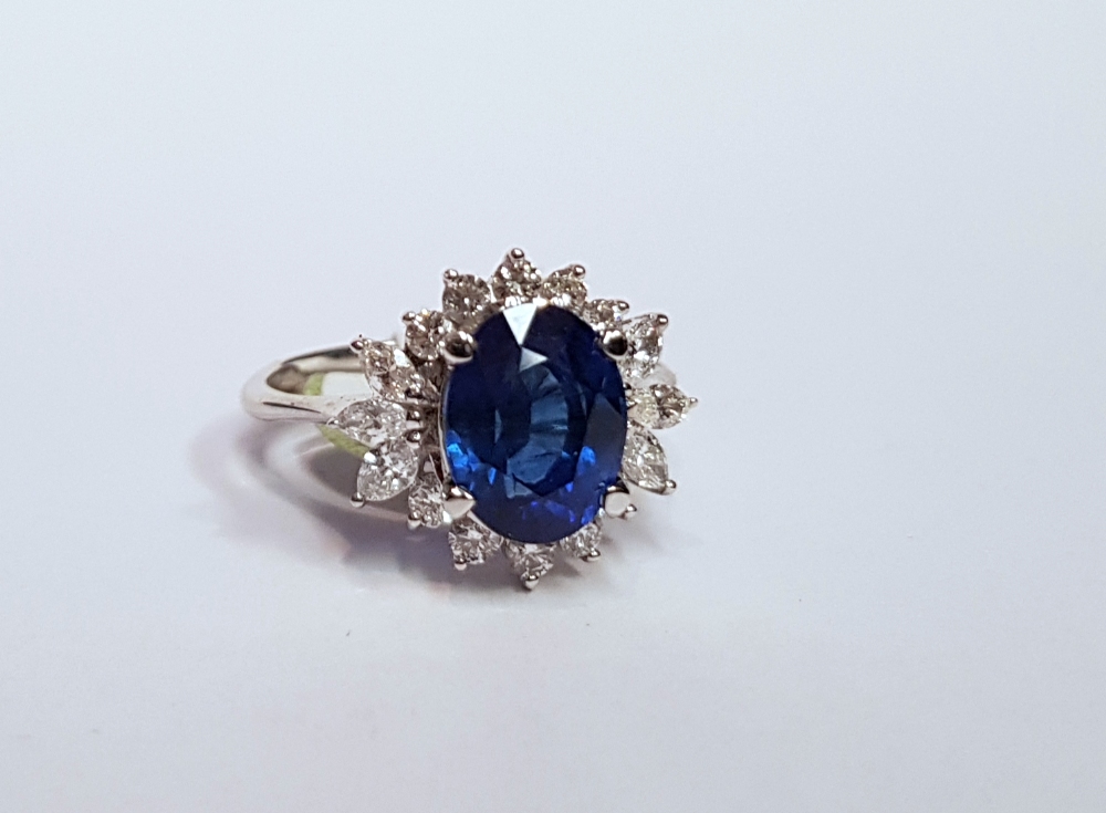 A STUNNING 18CT WHITE GOLD SAPPHIRE & DIAMOND CLUSTER RING, sapphire: 2.52cts, diamonds: 1.00cts - Image 5 of 10