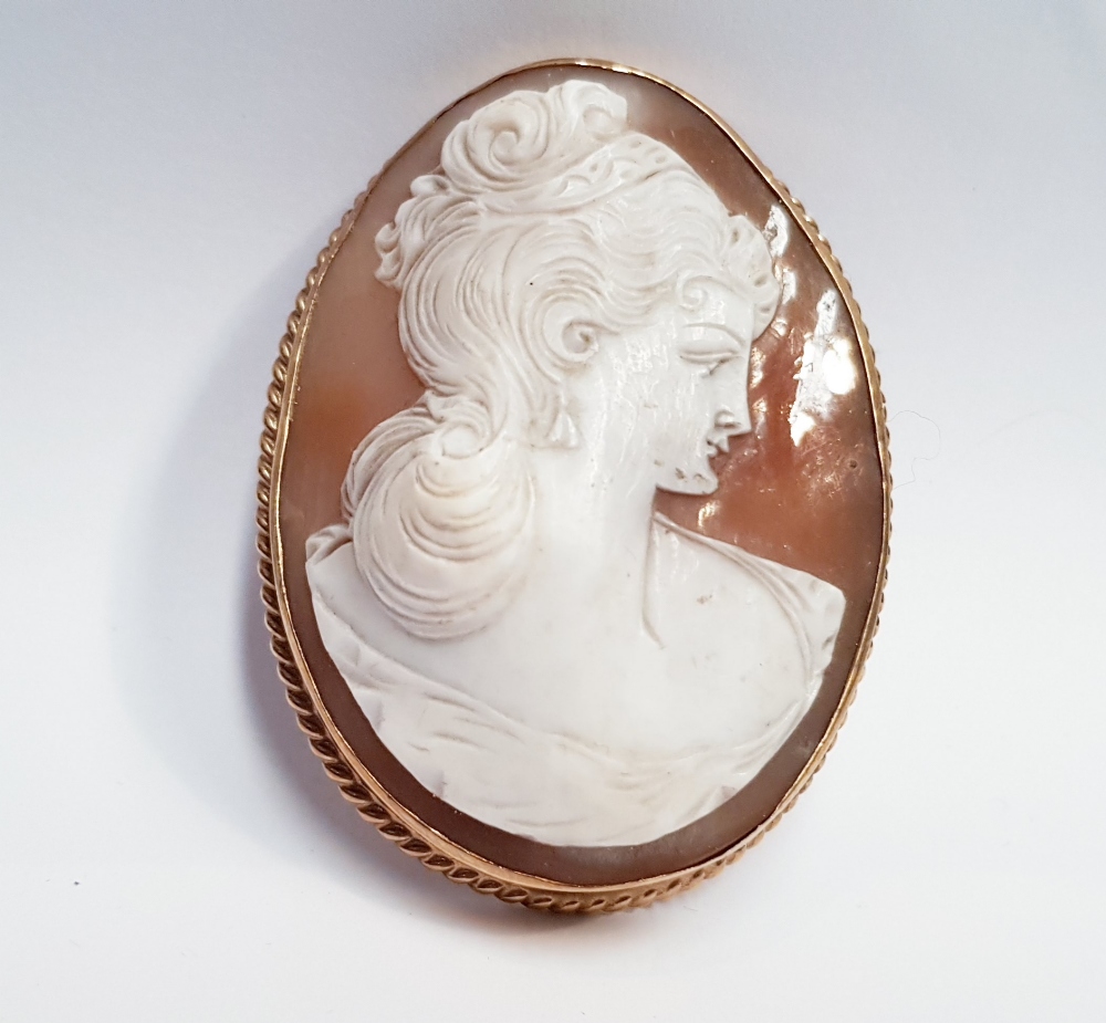 A LARGE 9CT GOLD CAMEO BROOCH