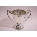 AN EARLY 20TH CENTURY IRISH SILVER TROPHY CUP, with gadrooned rim, two handles with floral detail to