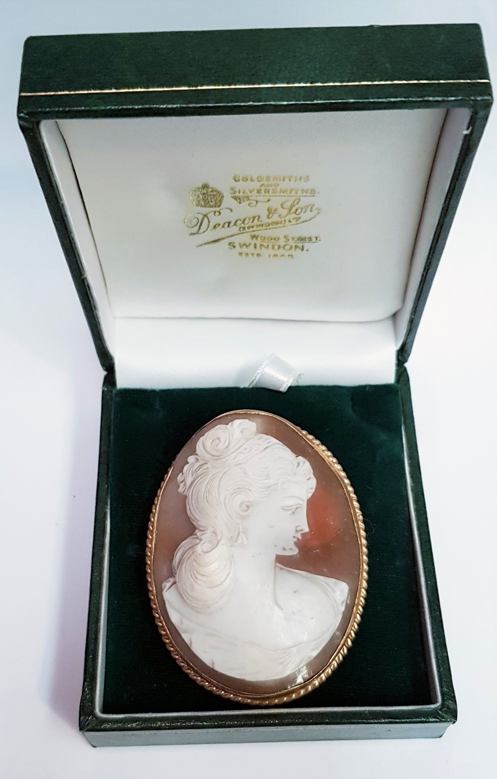 A LARGE 9CT GOLD CAMEO BROOCH - Image 6 of 7