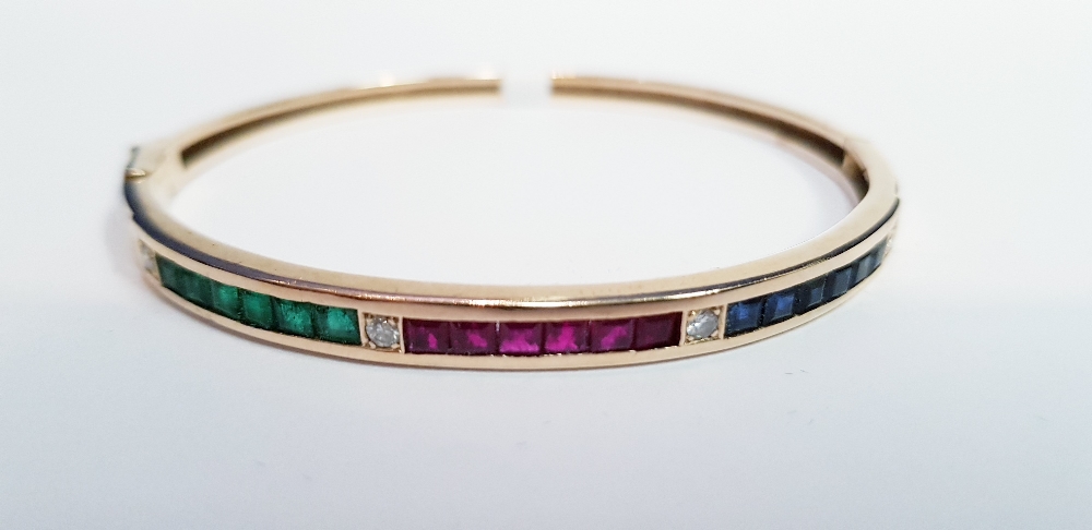AN 18CT YELLOW GOLD BANGLE SET WITH EMERALDS, RUBIES, SAPPHIRES & DIAMONDS