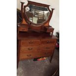 AN EDWARDIAN MAHOGANY & SATINWOOD CROSSBANDED DRESSING TABLE, four drawer, with heart shaped