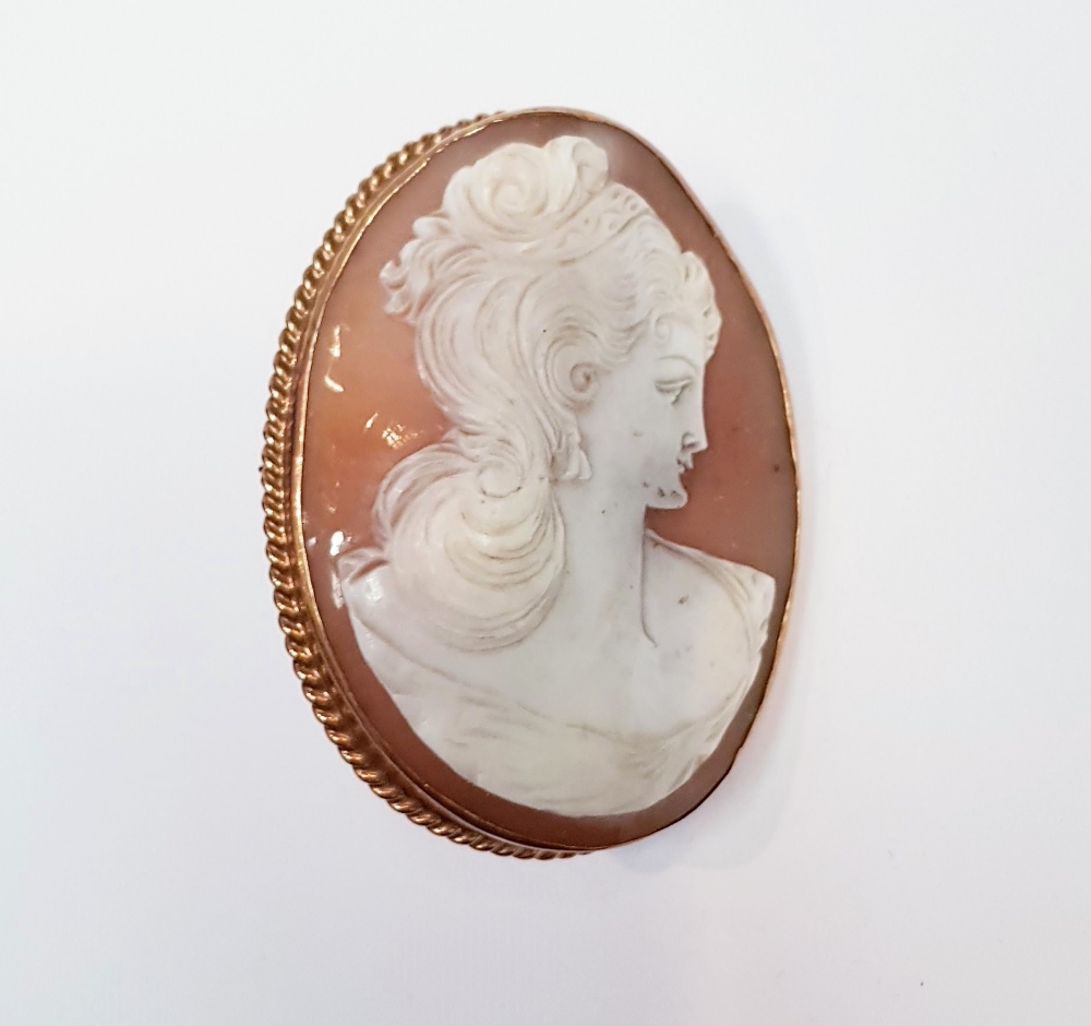 A LARGE 9CT GOLD CAMEO BROOCH - Image 4 of 7