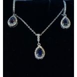 A STUNNING 18CT WHITE GOLD SAPPHIRE & DIAMOND EARRING AND PENDANT SET