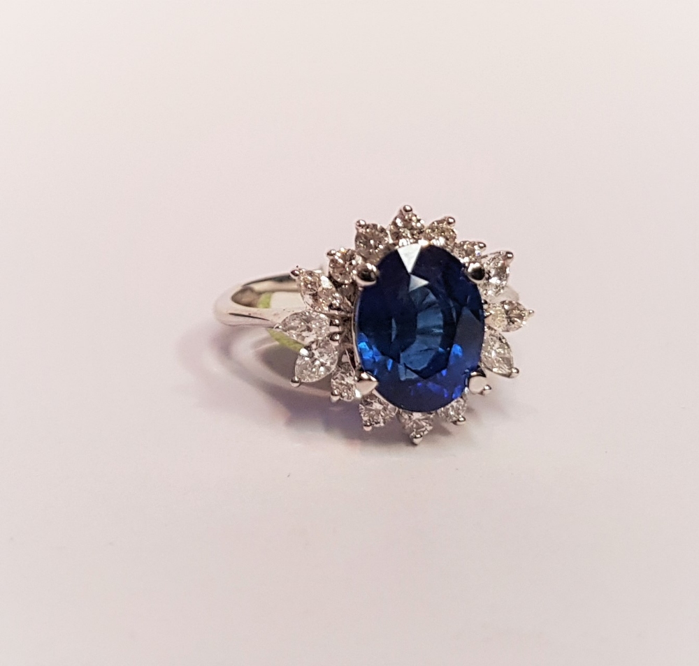 A STUNNING 18CT WHITE GOLD SAPPHIRE & DIAMOND CLUSTER RING, sapphire: 2.52cts, diamonds: 1.00cts - Image 2 of 10