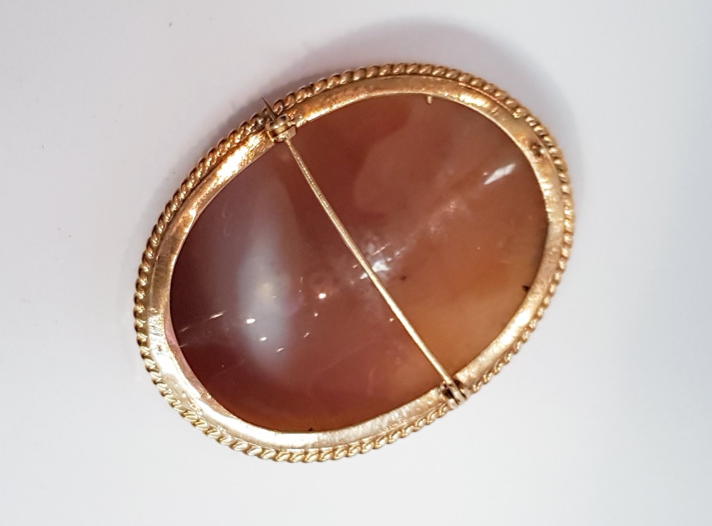 A LARGE 9CT GOLD CAMEO BROOCH - Image 2 of 7