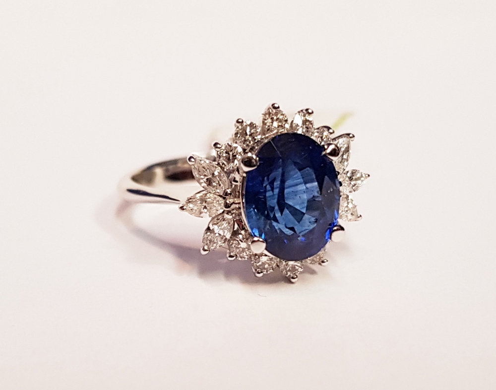 A STUNNING 18CT WHITE GOLD SAPPHIRE & DIAMOND CLUSTER RING, sapphire: 2.52cts, diamonds: 1.00cts