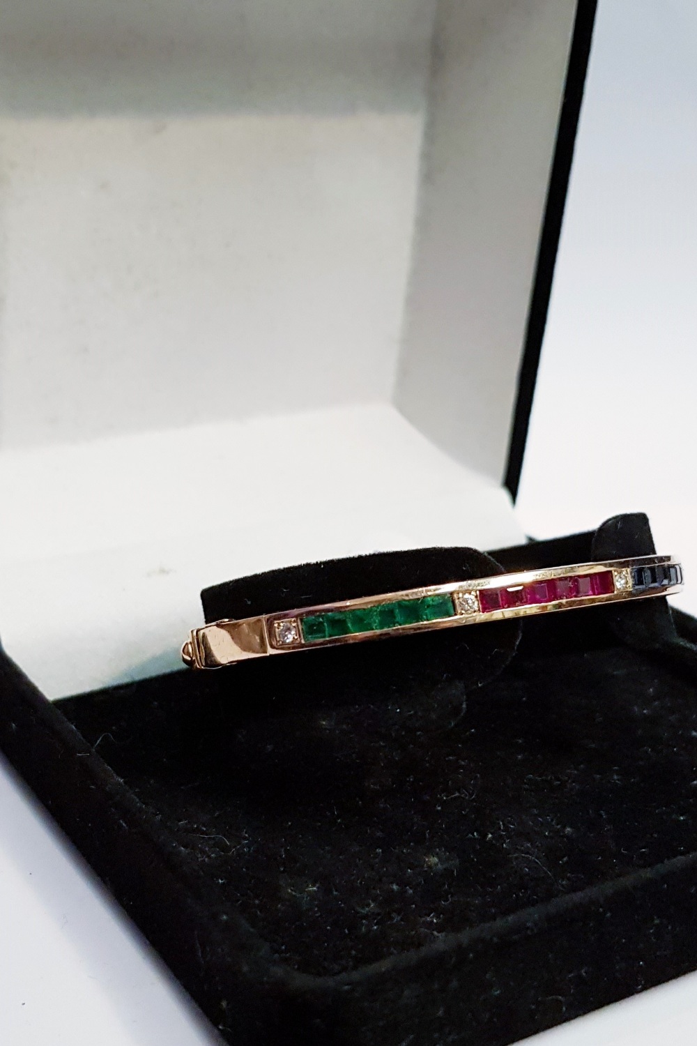 AN 18CT YELLOW GOLD BANGLE SET WITH EMERALDS, RUBIES, SAPPHIRES & DIAMONDS - Image 4 of 4