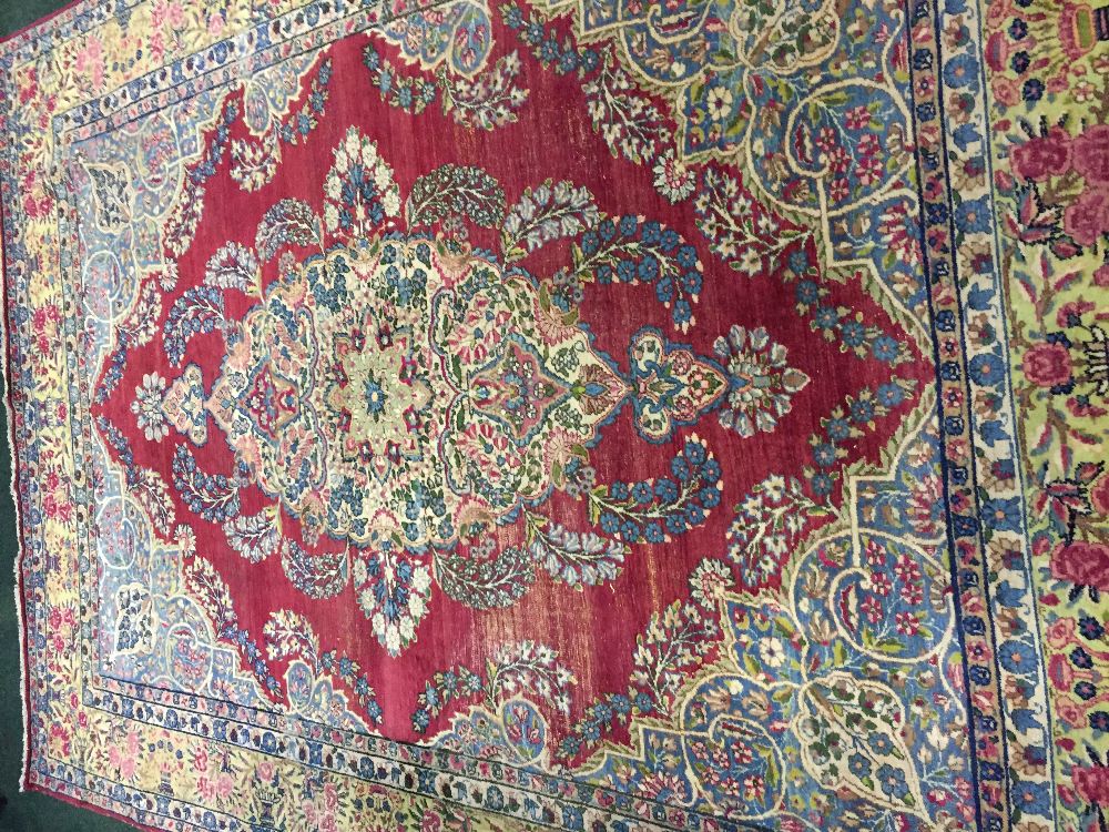 A VERY FINE VINTAGE KERMAN FLOOR RUG, with central medallion motif, surrounded by floral and foliage - Image 3 of 4