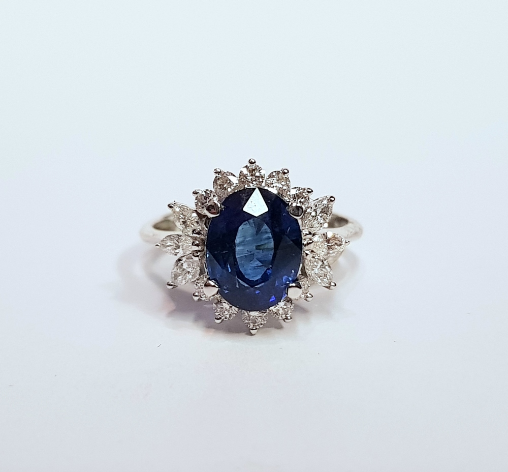 A STUNNING 18CT WHITE GOLD SAPPHIRE & DIAMOND CLUSTER RING, sapphire: 2.52cts, diamonds: 1.00cts - Image 4 of 10