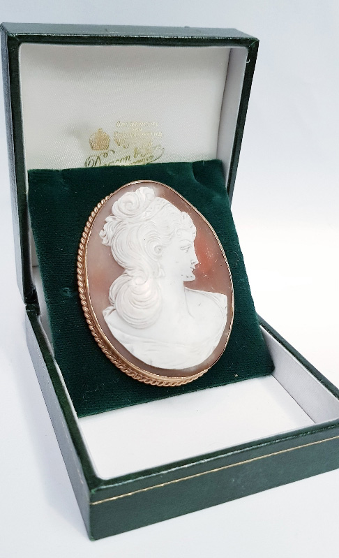 A LARGE 9CT GOLD CAMEO BROOCH - Image 7 of 7