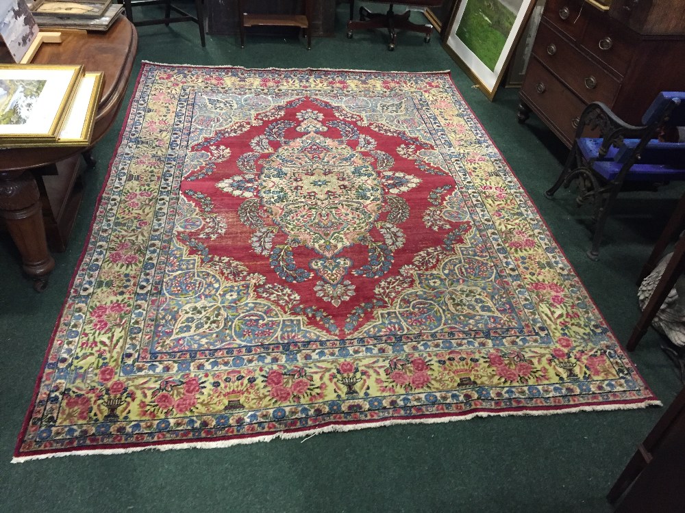 A VERY FINE VINTAGE KERMAN FLOOR RUG, with central medallion motif, surrounded by floral and foliage - Image 2 of 4