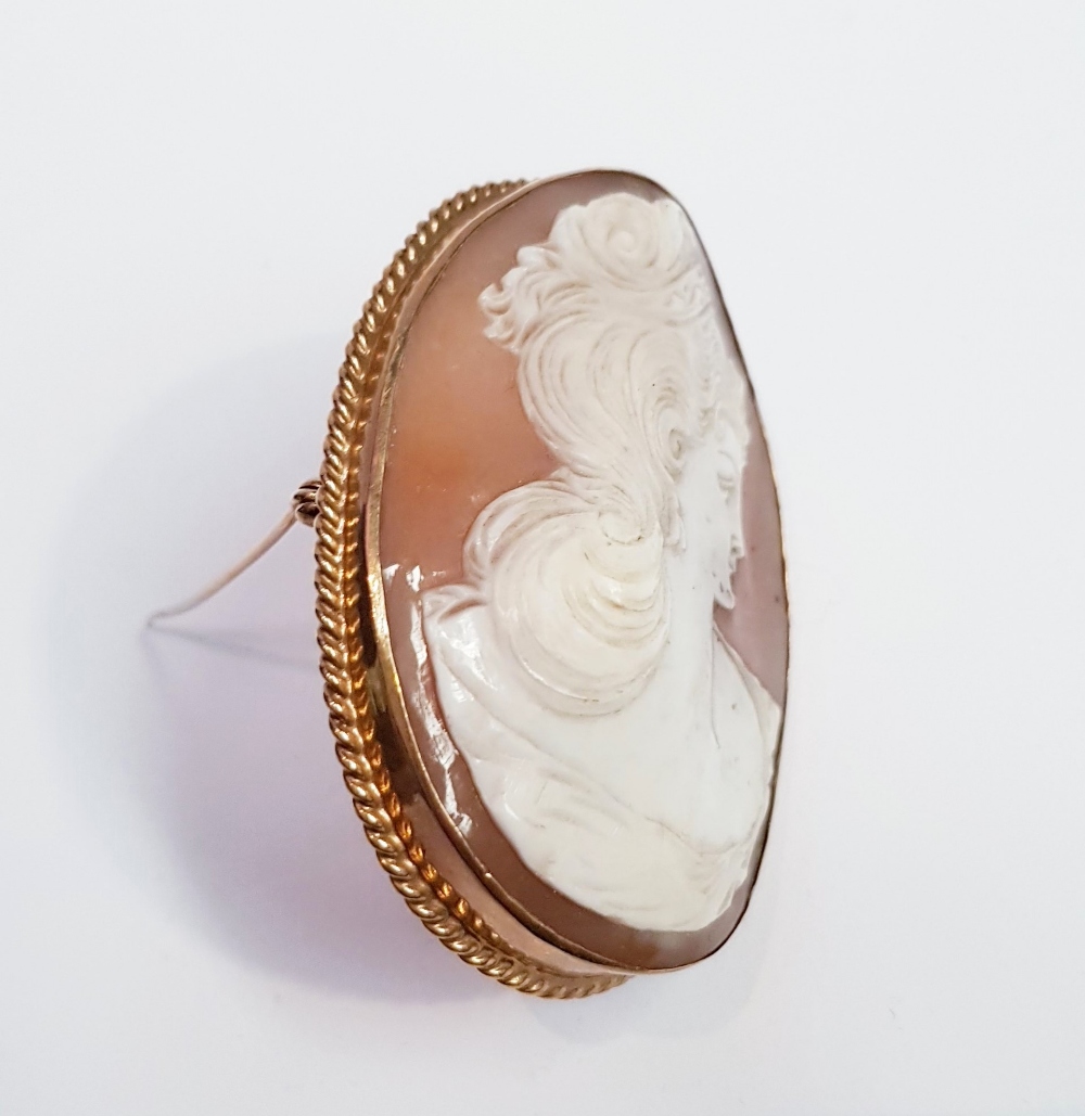 A LARGE 9CT GOLD CAMEO BROOCH - Image 3 of 7