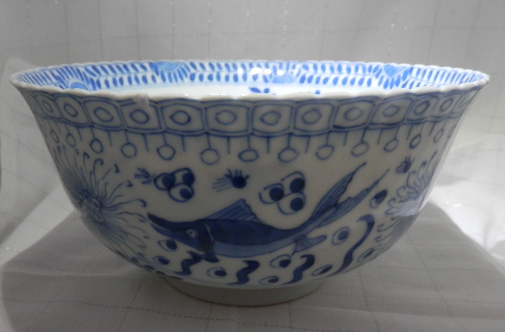A CHINESE 18TH CENTURY BLUE & WHITE FISHES BOWL, with four character mark to the base - Image 3 of 6