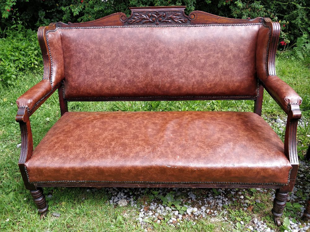 AN EDWARDIAN FRUIT WOOD THREE PIECE DRAWING ROOM SUITE, circa 1900, with faux leather upholstery ( - Image 2 of 5