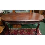 A VERY GOOD QUALITY 20TH CENTURY MAHOGANY OVAL DINING ROOM TABLE, on cabriole shaped leg, with