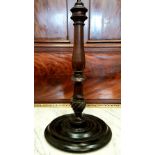 AN ANTIQUE CARVED WOODEN YARN HOLDER / YARN WINDER, with pull up pole, 14" tall, 7" diam of base