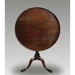 A VERY FINE GEORGIAN MAHOGANY TIP-UP TABLE, circa 1780, with tilting dish top on a turned pedestal