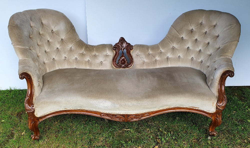 A GOOD QUALITY 19TH CENTURY MAHOGANY FRAMED double hump button backed settee, with central carved