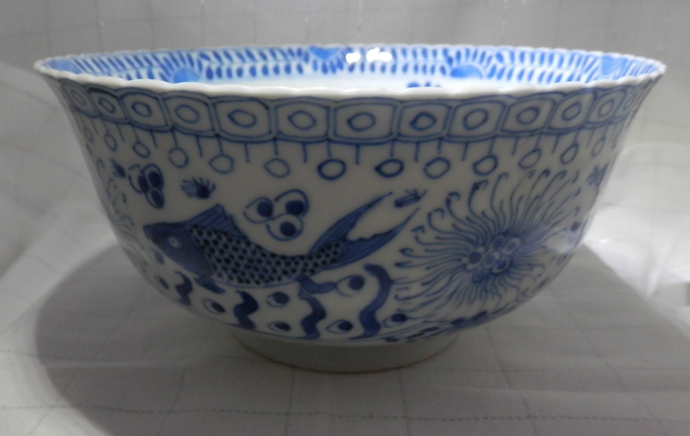 A CHINESE 18TH CENTURY BLUE & WHITE FISHES BOWL, with four character mark to the base - Image 2 of 6