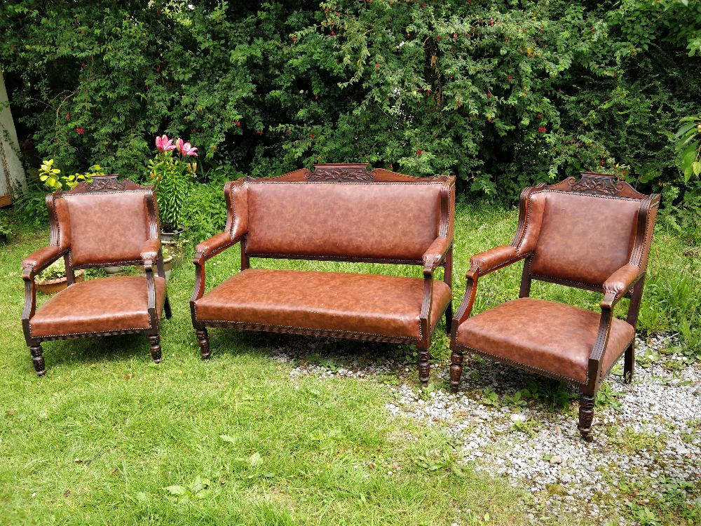 AN EDWARDIAN FRUIT WOOD THREE PIECE DRAWING ROOM SUITE, circa 1900, with faux leather upholstery (