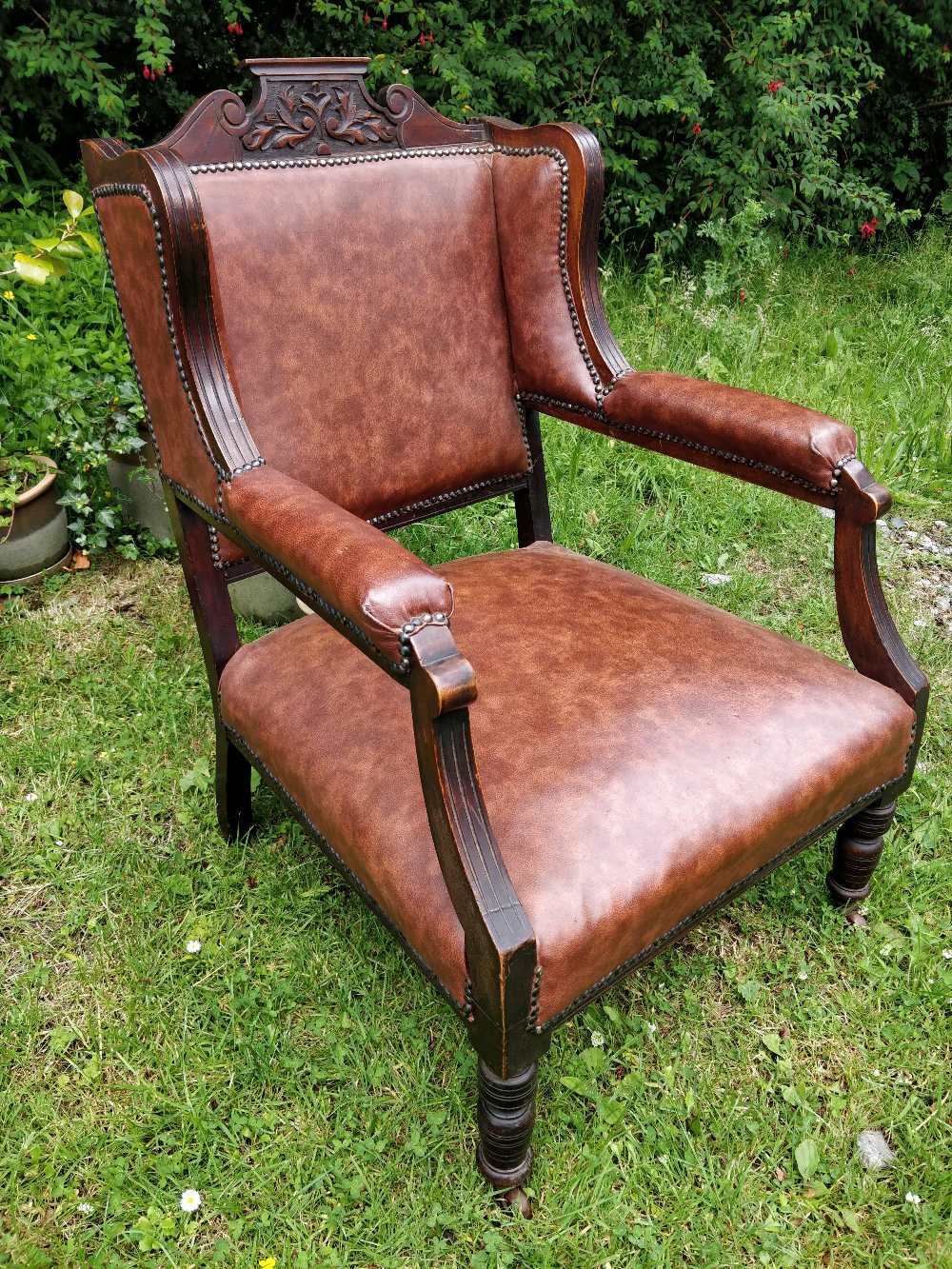 AN EDWARDIAN FRUIT WOOD THREE PIECE DRAWING ROOM SUITE, circa 1900, with faux leather upholstery ( - Image 3 of 5