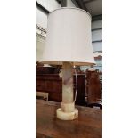 A TALL COLUMN SHAPED GREEN / BROWN / WHITE ONYX TABLE LAMP, 28.5" approx tall with shade