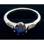 AN 18CT WHITE GOLD SAPPHIRE & DIAMOND 3 STONE RING, natural blue sapphire with two tapered