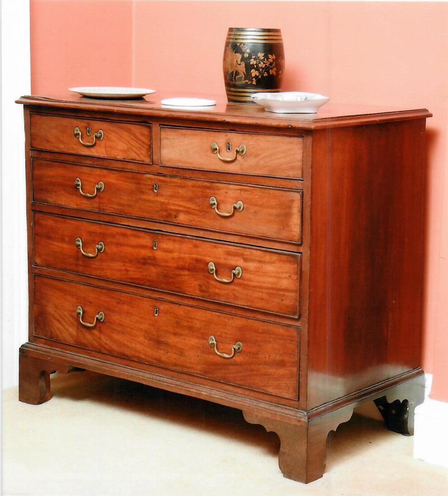 A SMALL 18TH CENTURY MAHOGANY CHEST OF DRAWERS circa 1780, with original handles, oak lined drawers,