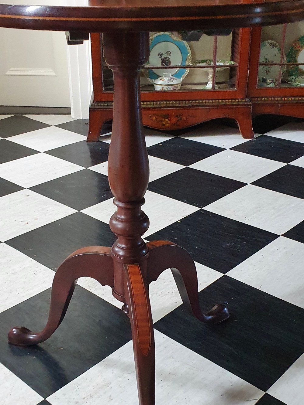 AN EDWARDIAN OVAL MAHOGANY SATINWOOD INLAID SNAP TOP WINE TABLE, 20” x 28” x 28” approx - Image 2 of 2