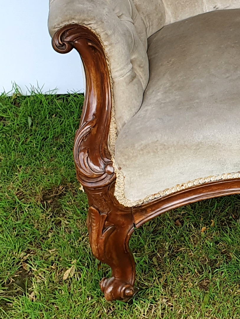 A GOOD QUALITY 19TH CENTURY MAHOGANY FRAMED double hump button backed settee, with central carved - Image 3 of 3