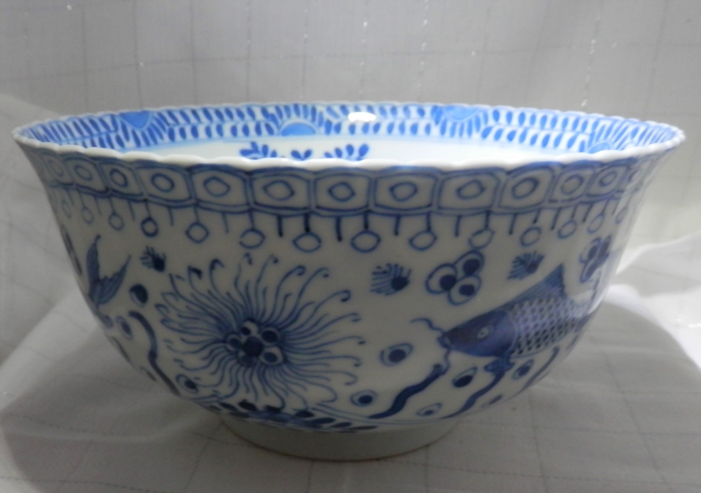 A CHINESE 18TH CENTURY BLUE & WHITE FISHES BOWL, with four character mark to the base - Image 4 of 6