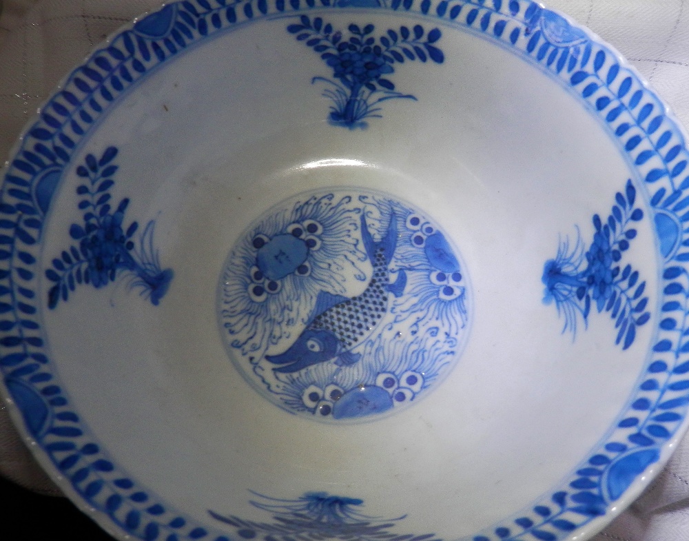 A CHINESE 18TH CENTURY BLUE & WHITE FISHES BOWL, with four character mark to the base - Image 5 of 6