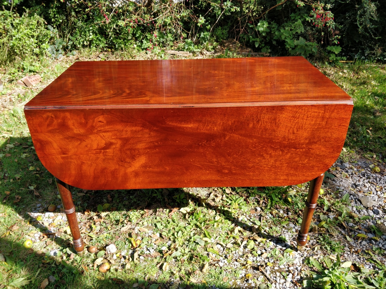 A VERY FINE REGENCY MAHOGANY PEMBROKE TABLE, circa 1820, with figured mahogany top having rounded - Image 3 of 6