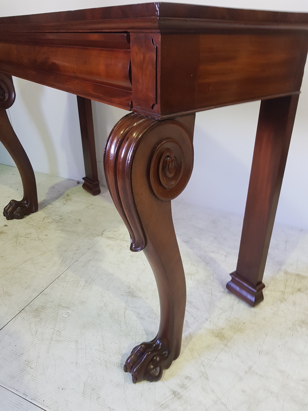 A GOOD QUALITY 19TH CENTURY IRISH PAW FOOT CONSOLE TABLE, with long single drawer and raised on - Image 4 of 4